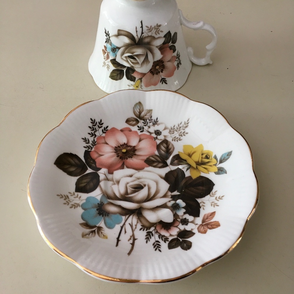 Rare vintage Royal Albert bone china tea cup with a floral design - Picture 2 of 6